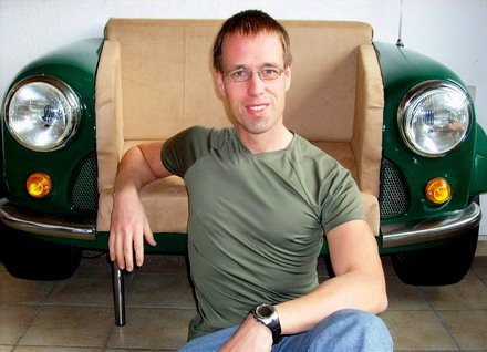 Gründer Martin Schlund vor Mini - Autosofa